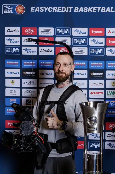 Korse mit Kamera neben dem BBL-Pokal beim Vimodrom Top Four 2025